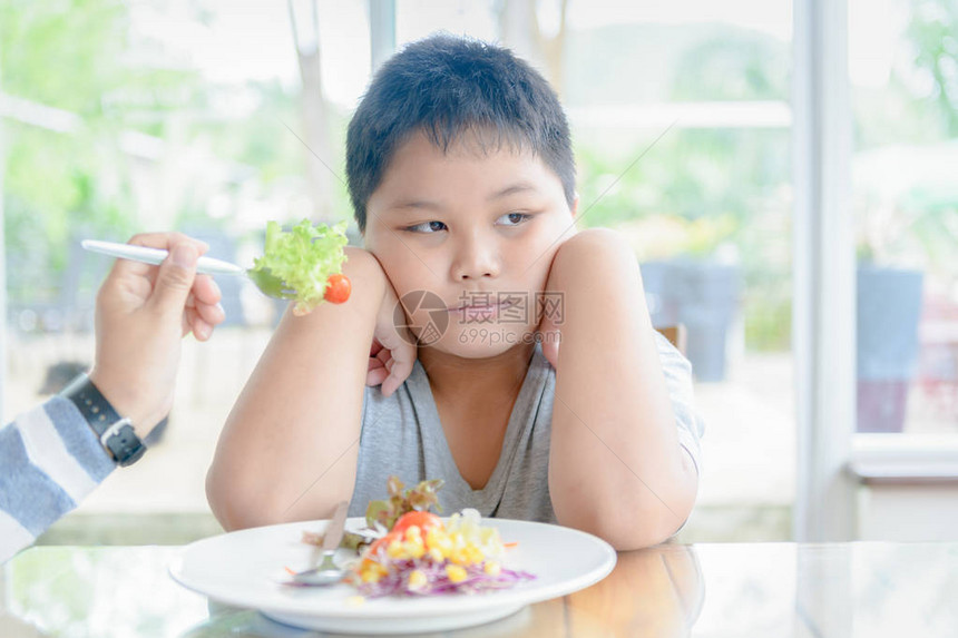 厌食症肥胖的子对蔬菜表示厌恶图片