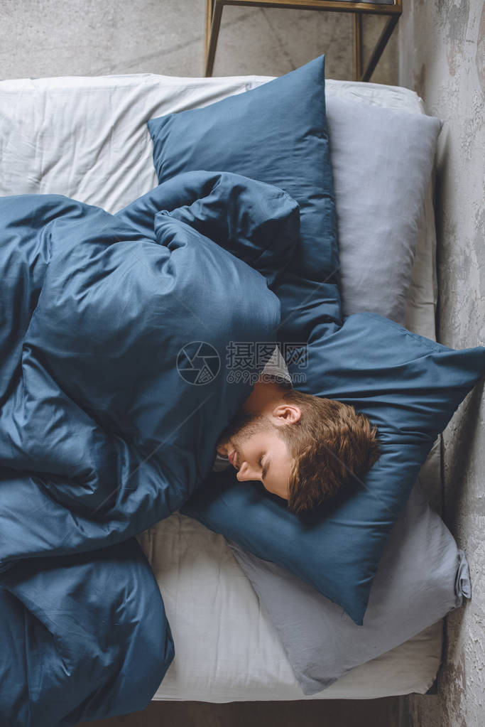 穿着毛毯睡在家中床上的英图片