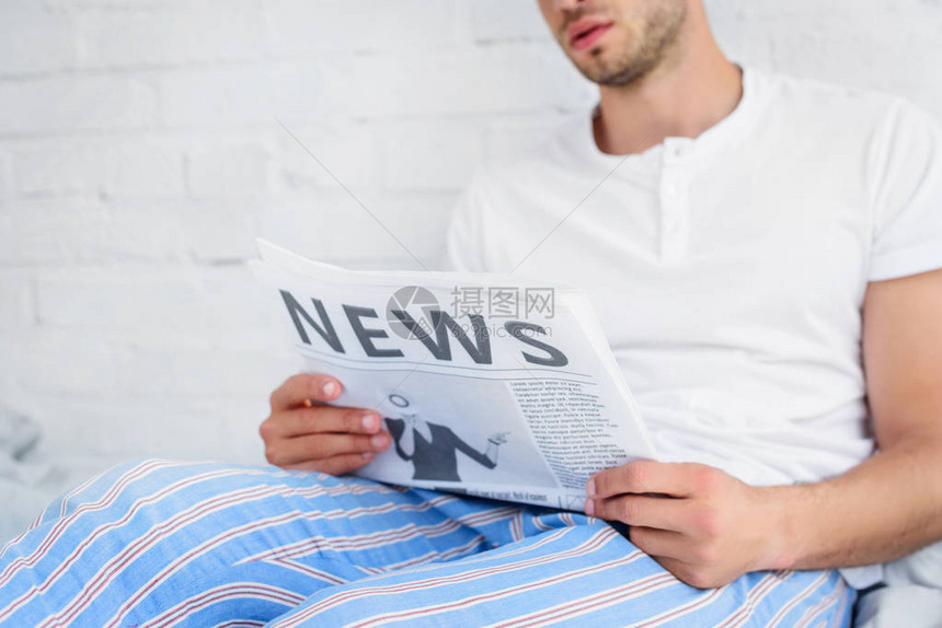 早上在家阅读报纸时在睡衣中看图片
