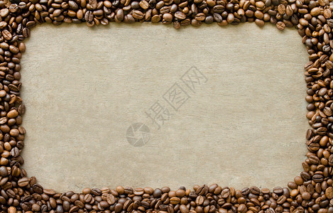经典木板上的咖啡豆图片