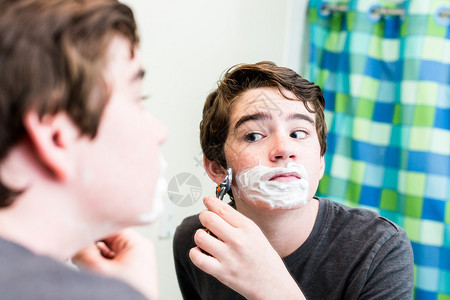 少年男孩刮胡子早上准备上学了背景图片
