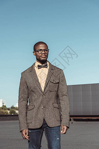 身穿西草夹克和眼镜的非洲帅哥美国人站图片