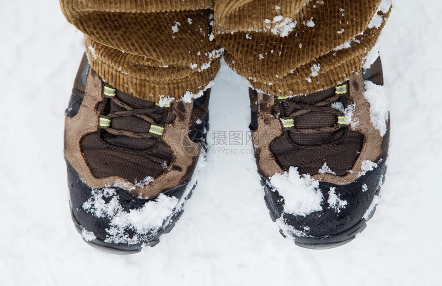 下雪天的徒步靴图片