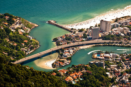 巴西里约热内卢海滩前的豪华共管大楼图片