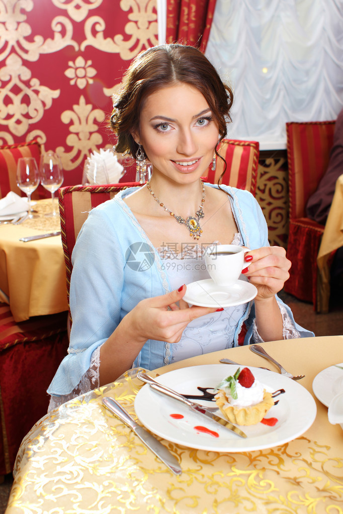 在咖啡馆的老式礼服的女孩复古晚礼服优雅漂亮的女人复古女人肖像浪漫之图片