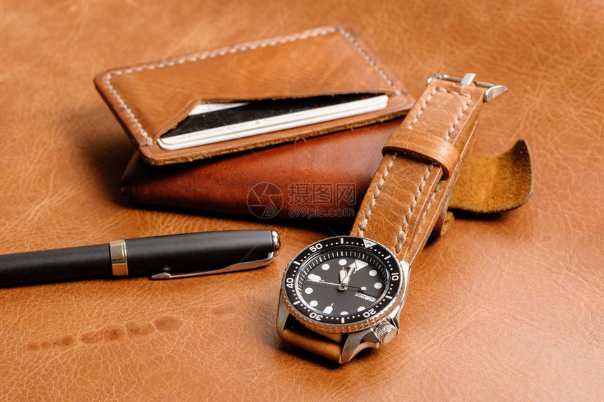 带手工制棕色皮革手表带的紧身豪图片