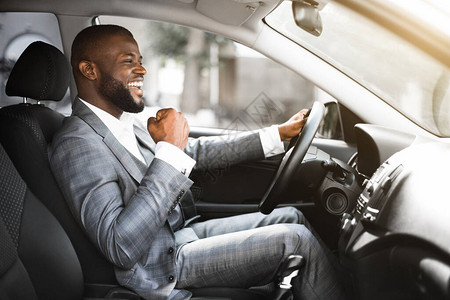 年轻的情感黑人商在成功的商务会议后开车图片