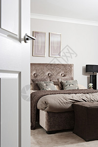 通过一扇敞开的门可以看到酒店或房屋中优雅的设计师卧室图片