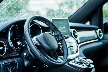 汽车豪华汽车方向盘和带显示器的仪表板图片