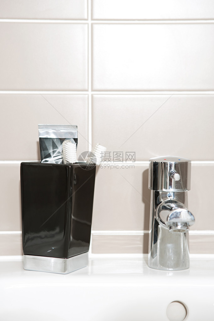 男家庭浴室梳妆台水槽和水龙头的静物细节视图图片