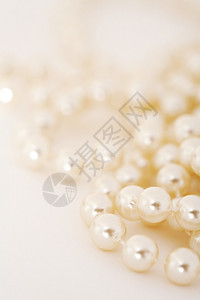 白色背景的独家和奢华的天然珍珠项链图片