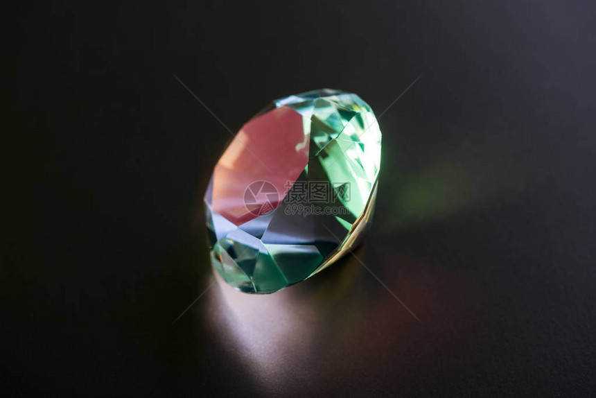 在深色背景上反射光的纯闪发光的钻石图片