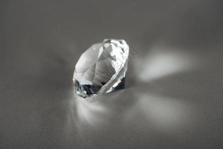 灰色背景上闪亮的透明钻石图片