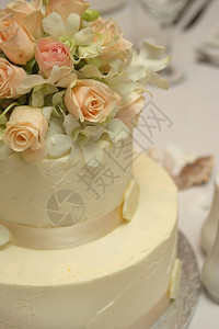 鲜花装饰的婚礼蛋糕图片