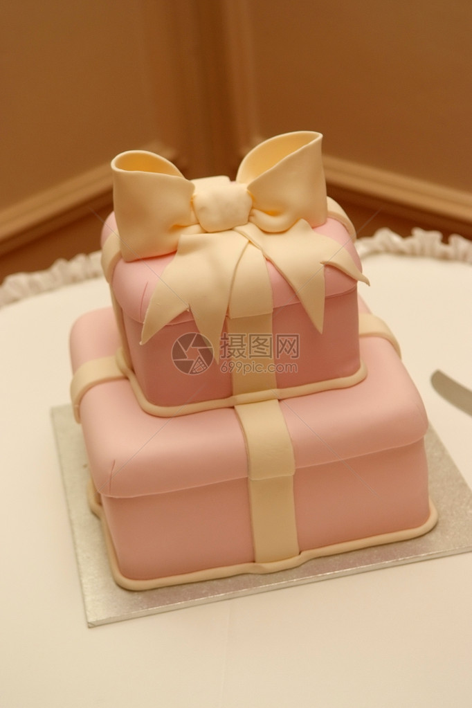 粉色蝴蝶结婚礼蛋糕图片