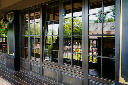 豪华餐厅的玻璃入口开窗图片