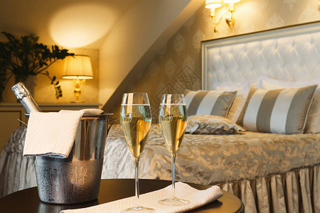 两杯酒和香槟放在豪华酒店的冰桶里浪漫客房服务放松概图片