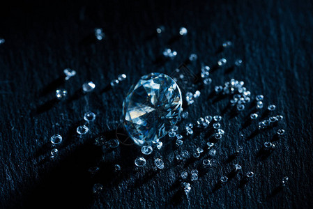 深色背景上的大钻石和小钻石背景图片