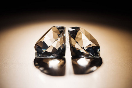 黑色和金色背景上的两颗清晰的大钻石背景图片