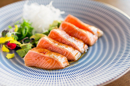 三文鱼tataki晚餐特写生鱼片级鲑鱼片轻烤焦图片