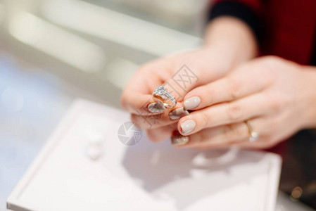 珠宝店卖家展示戒指图片
