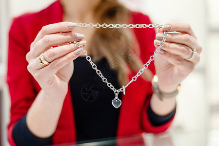 珠宝店的女老板展示项链珠宝图片