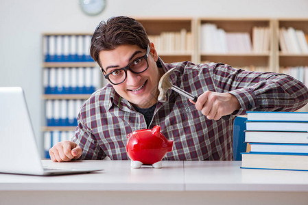 学生打破存钱罐支付学费图片