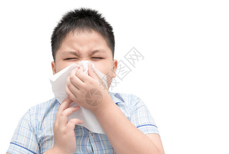 Flu肥胖男孩鼻过敏在白种背景上隔绝流感喷鼻图片