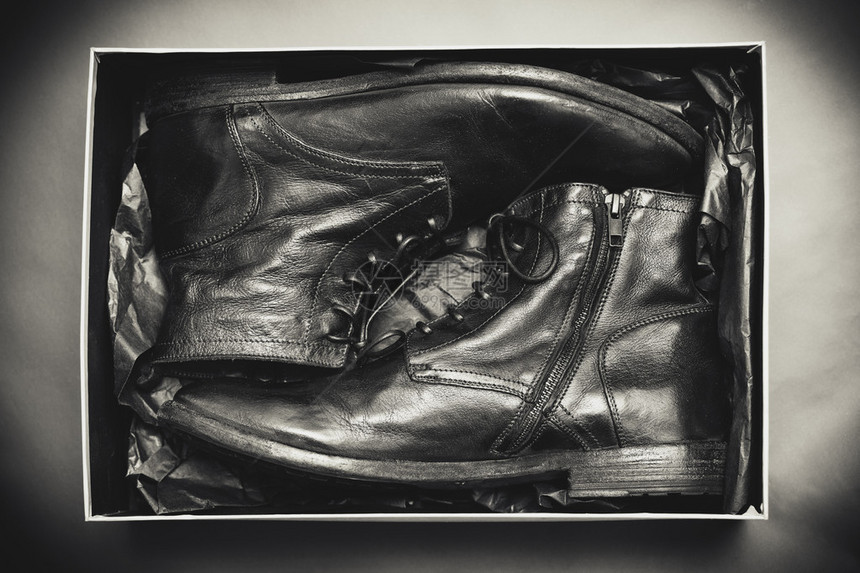 旧时装鞋放在商店的盒子里Reforst图片