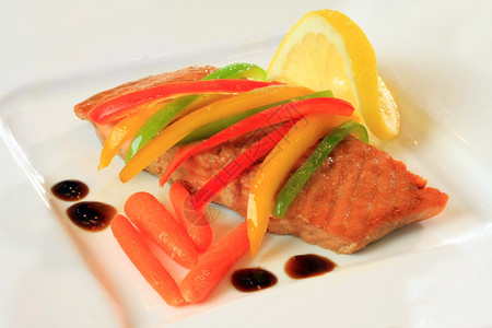 三文鱼和蔬菜晚餐图片