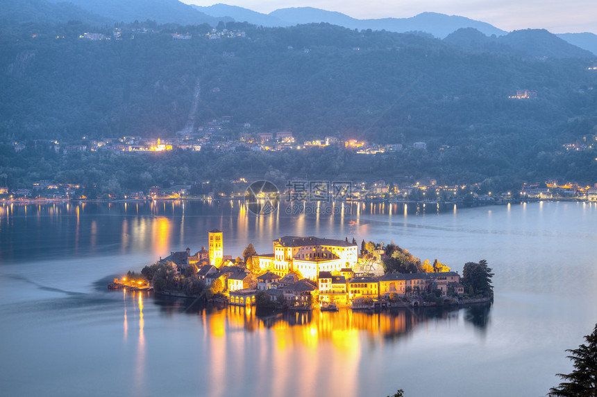 圣朱利奥岛夜景奥尔塔湖意大利北部皮埃蒙特省诺瓦拉省图片
