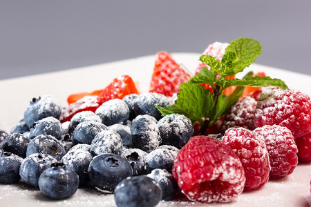 蓝莓和覆盆子撒上糖粉图片