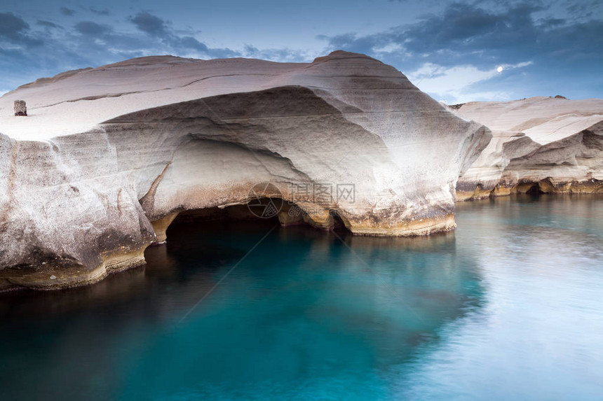 海边柔软的洞穴岩石图片