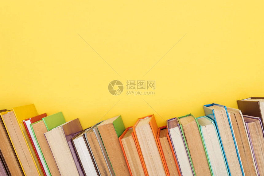 彩色明亮的书本黄图片