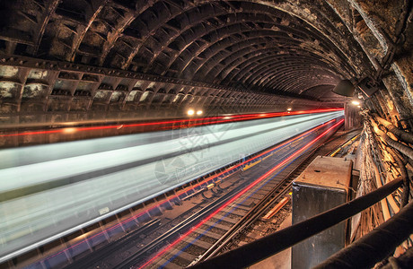 隧道地铁列车图片