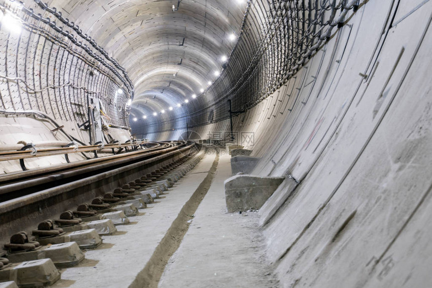 在建的钢筋混凝土管地铁隧道图片