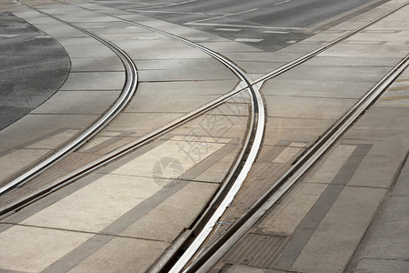 街上弯曲的电车双轨背景图片