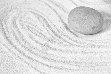 概念背景在被折磨的白色沙子上的石头图片