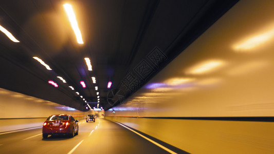 隧道内行驶的车辆图片