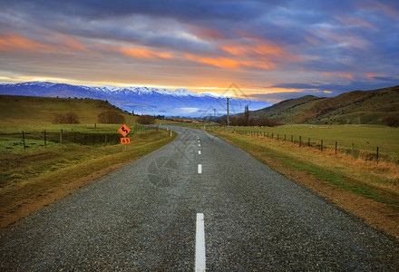 美丽的沥青道路和乡村土地新西兰南图片