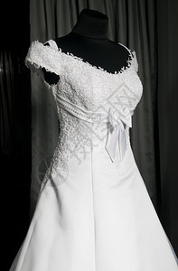 在人体模型上的美丽女婚礼服背景图片