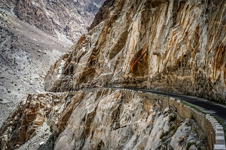 穿过巴基斯坦卡拉科鲁姆山的通高清图片