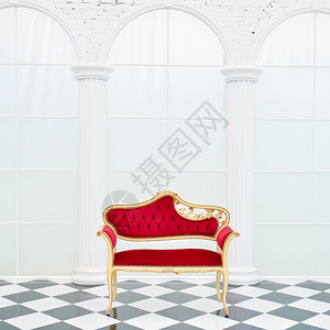 白色房间里的红色皮椅图片