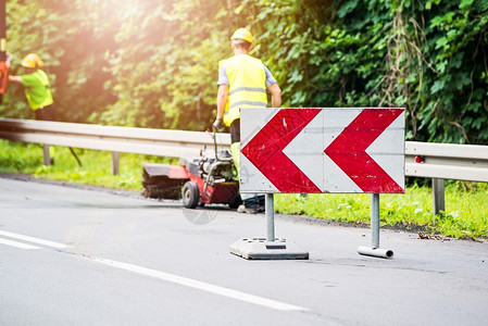 道路工程告知绕行的路标图片