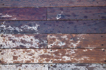 半湿的木制甲板图片