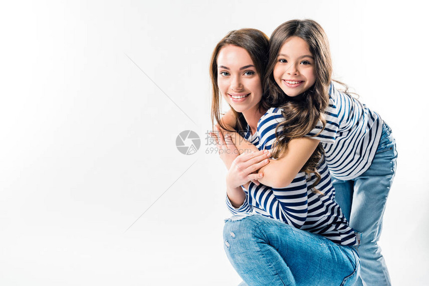 微笑的女儿抱母亲的母亲从后背图片