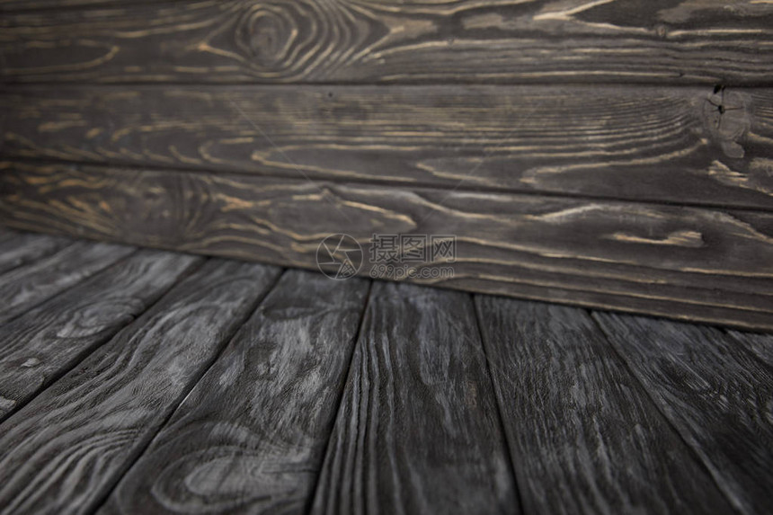 深灰色木地板和深棕色木墙图片