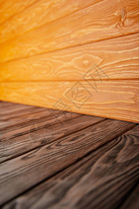 棕色木地板和橙色木墙图片