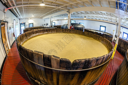 波旁酒厂的麦芽浆发酵室图片
