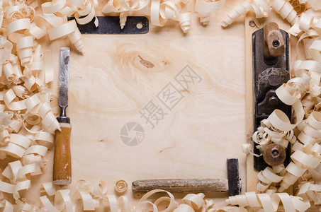 木背景上的木屑和工具图片